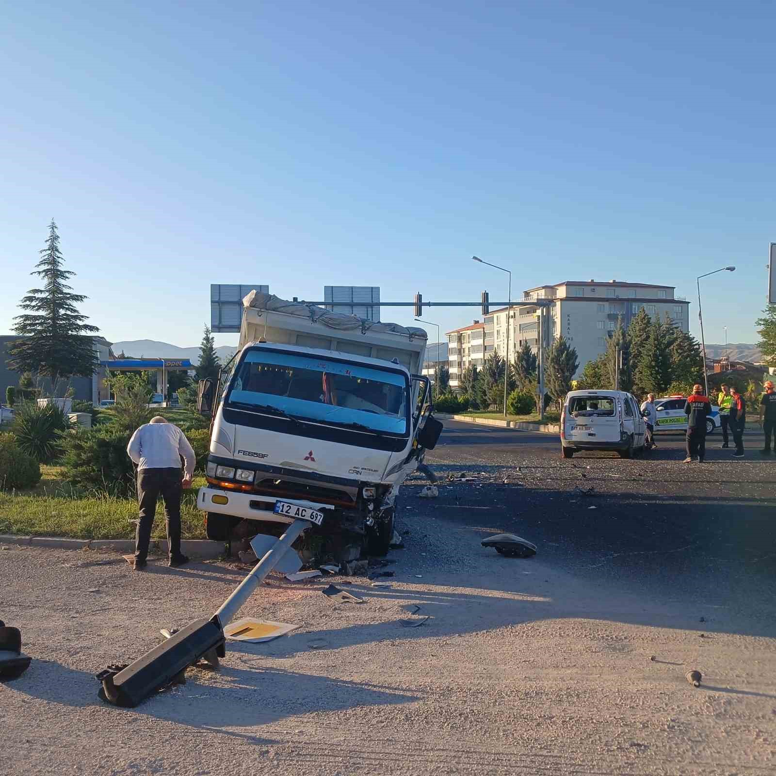 Elazığ’da kamyon ile hafif ticari araç çarpıştı: 1 yaralı