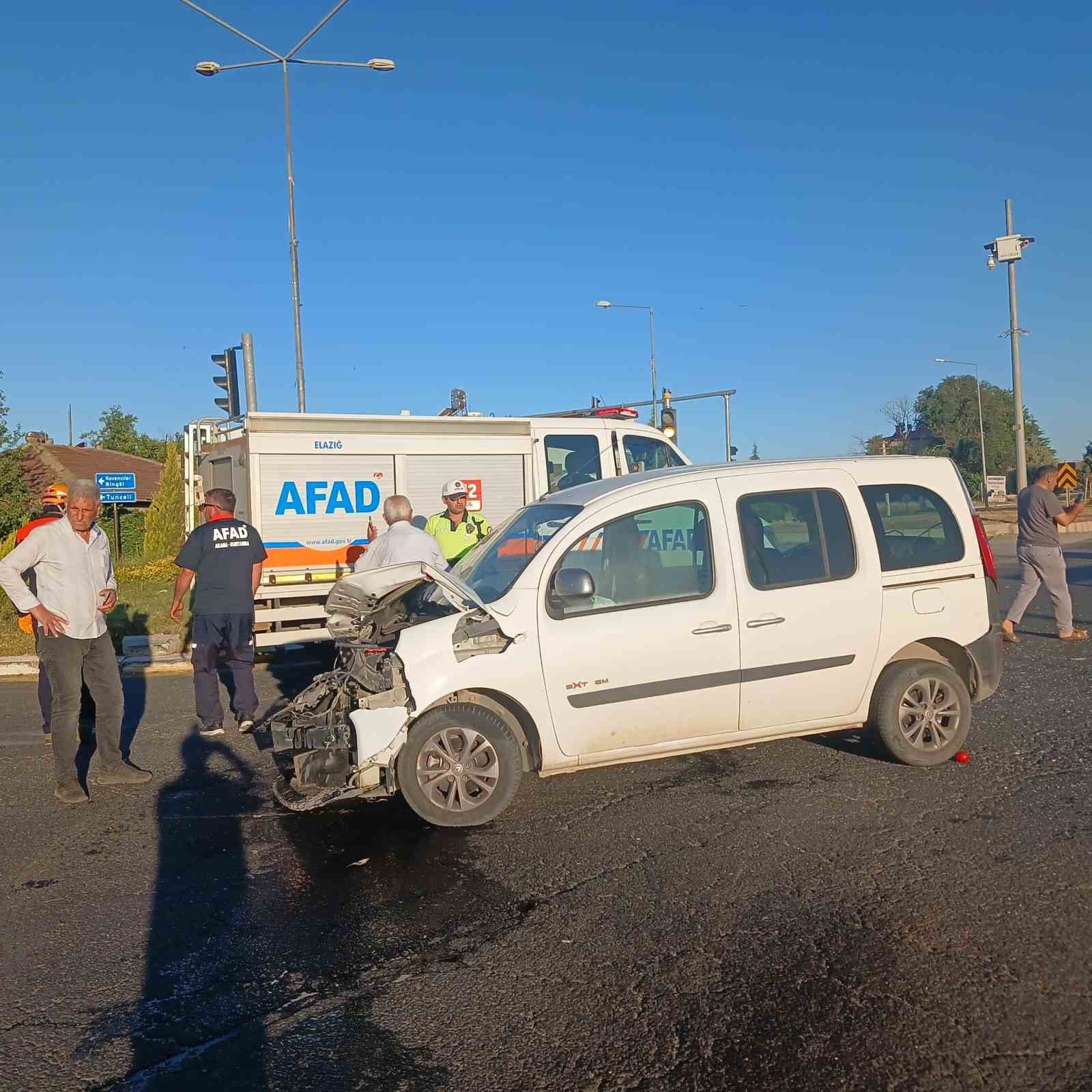 Elazığ’da kamyon ile hafif ticari araç çarpıştı: 1 yaralı