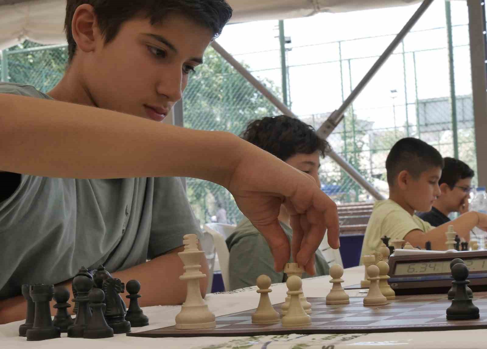 Satranç tutkunlarının büyük mücadelesi nefesleri kesti