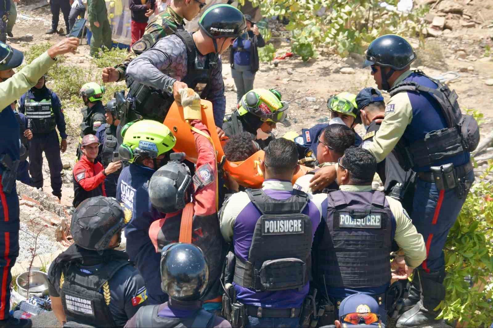Venezuela’da enkaz altındaki çocuk 6 saatlik operasyonla kurtarıldı
