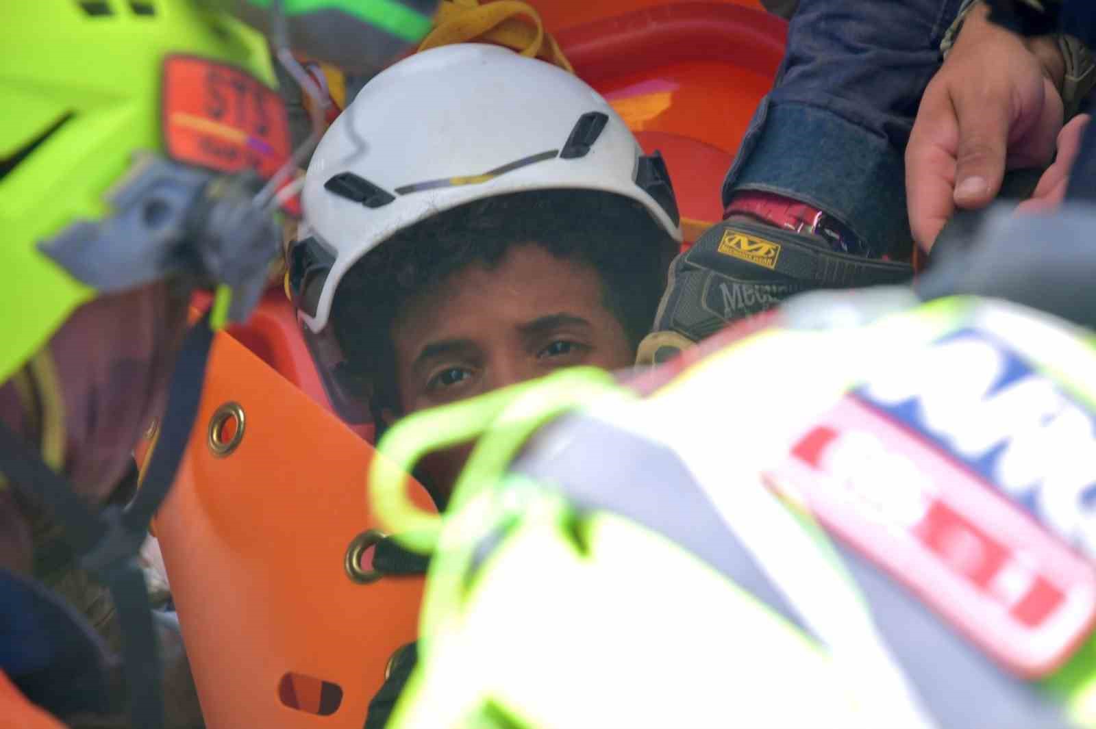 Venezuela’da enkaz altındaki çocuk 6 saatlik operasyonla kurtarıldı