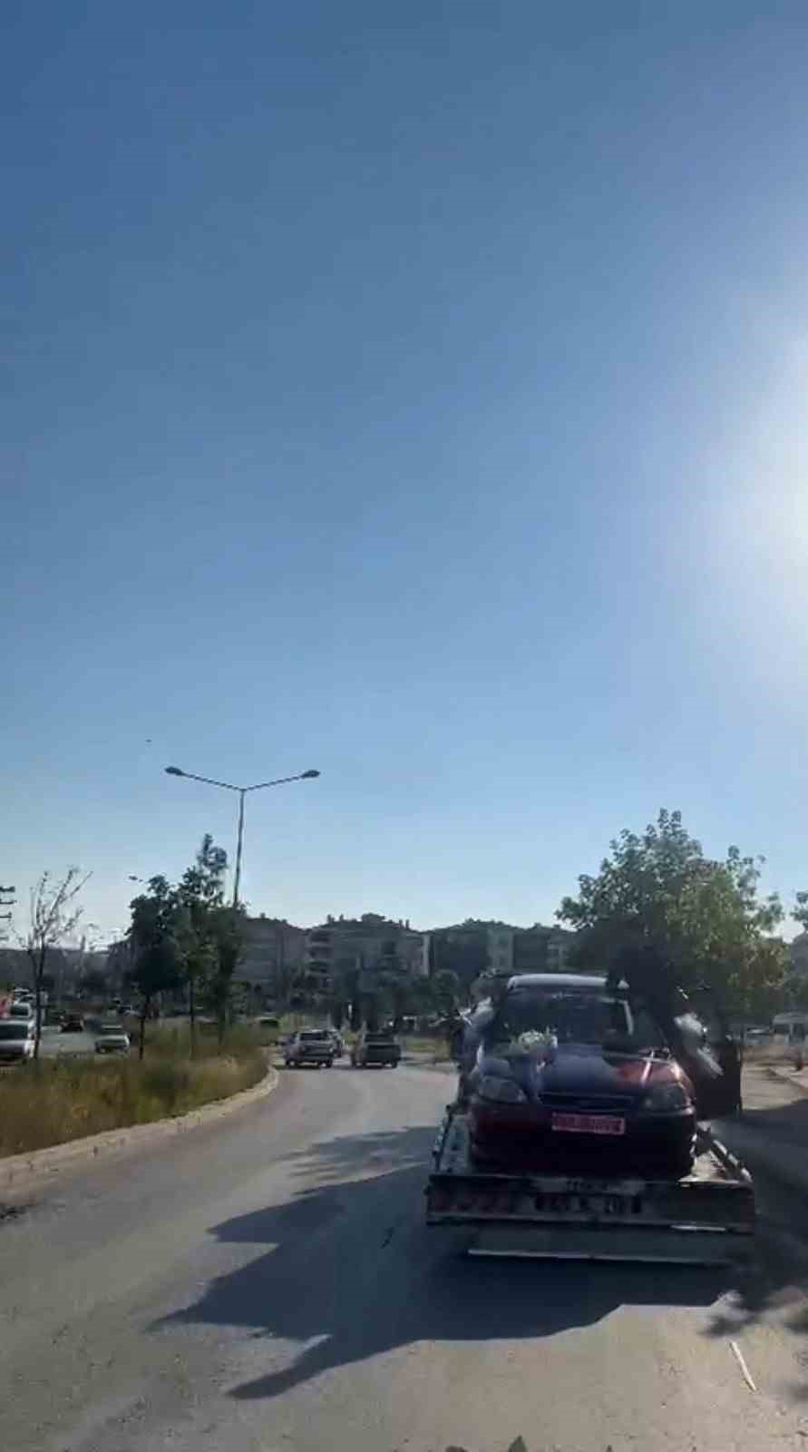 Süsleri bozulmasın diye nişan arabasını çekici üstünde tören salonuna götürdüler