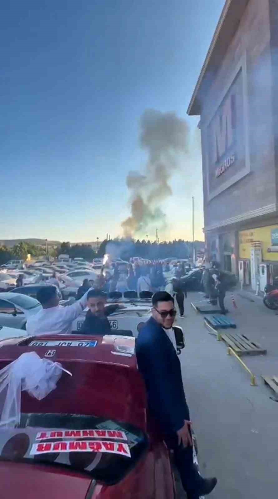 Süsleri bozulmasın diye nişan arabasını çekici üstünde tören salonuna götürdüler