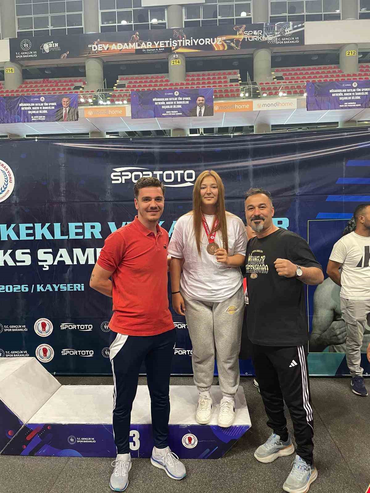 Manisalı Boksör Doğa Tezcan Türkiye üçüncüsü oldu