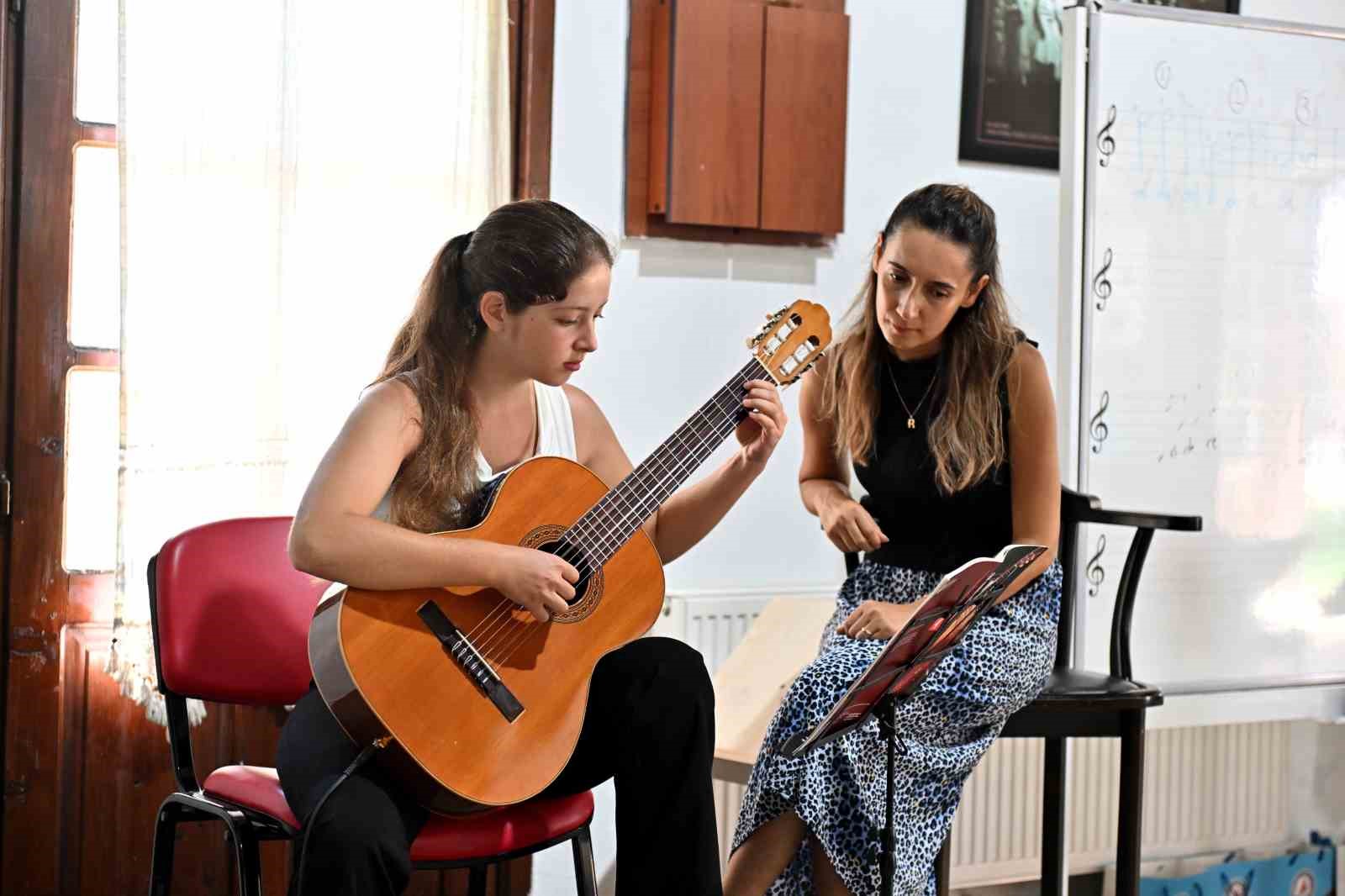 Muratpaşa’da yaz, sanat kurlarıyla renkleniyor