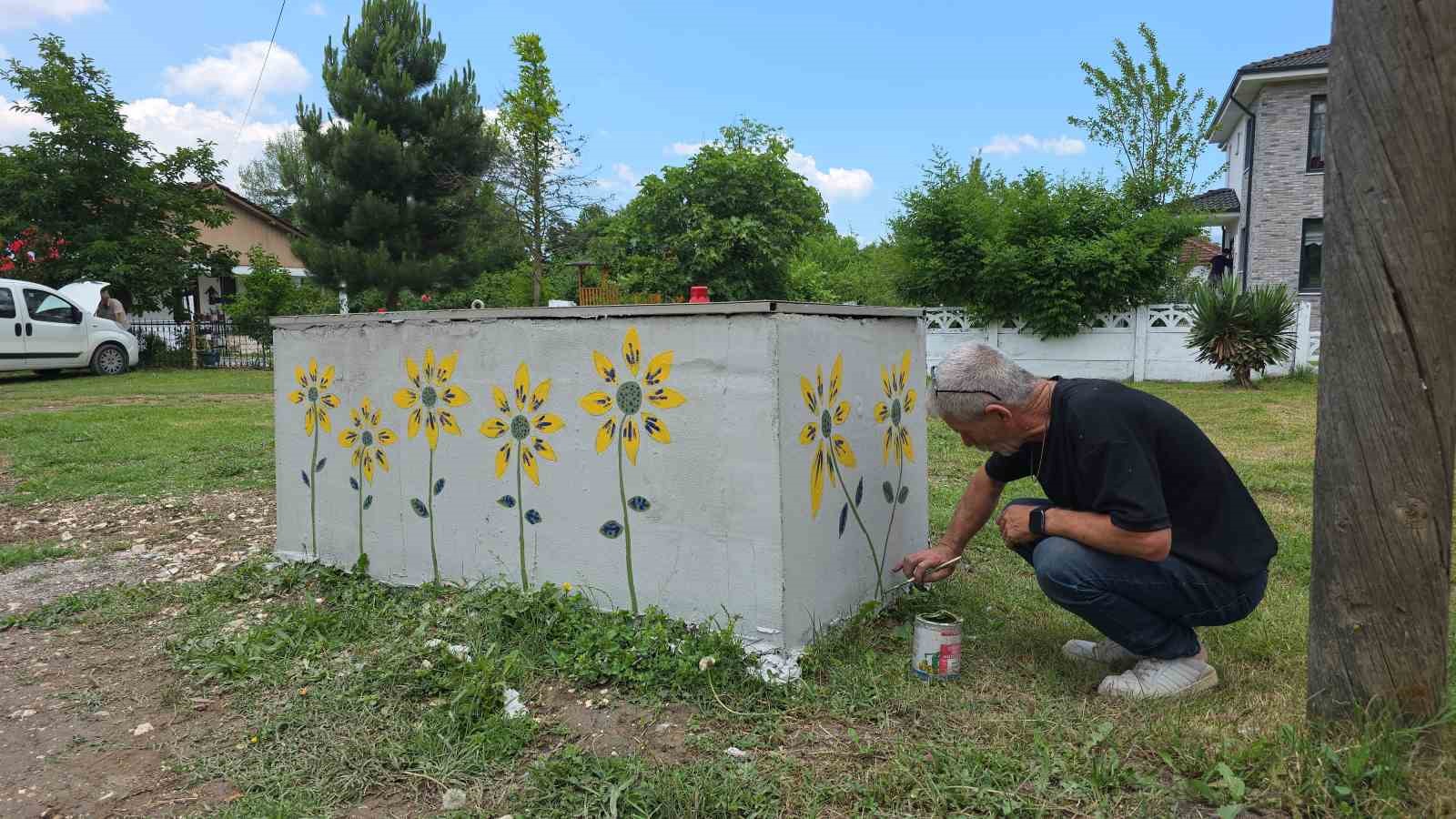 Düzce’de gönüllü sanatçının fırçası köye estetik kattı
