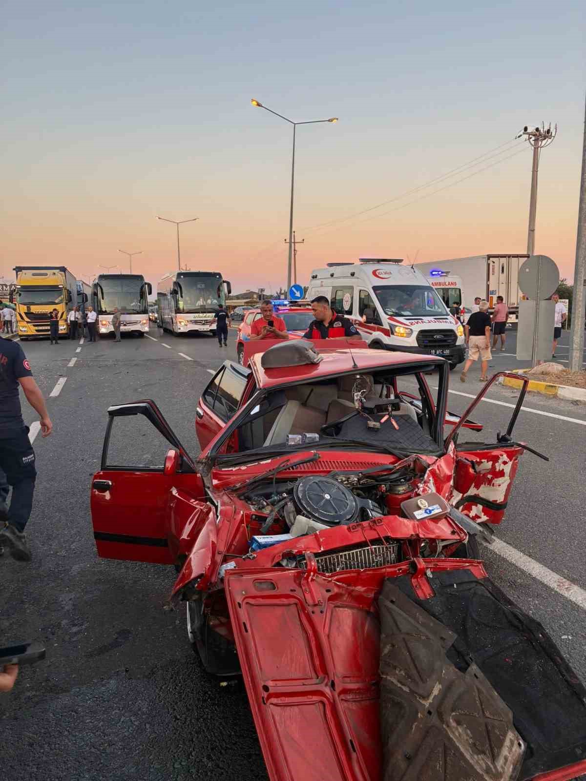 Edremit’te otomobiller çarpıştı: 2 ölü, 3 ağır yaralı