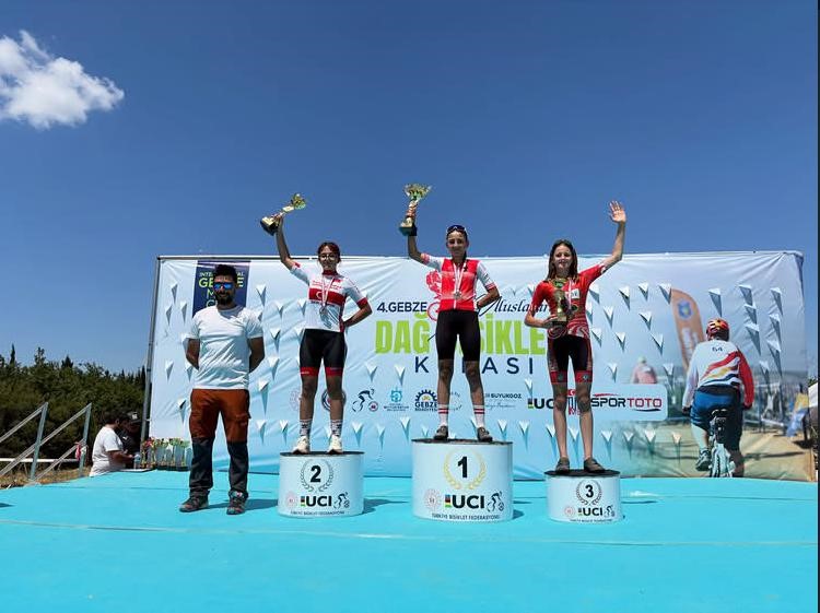 Akhisarlı pedallar Kocaeli’de 6 madalya ve 2 şampiyonluk kazandı