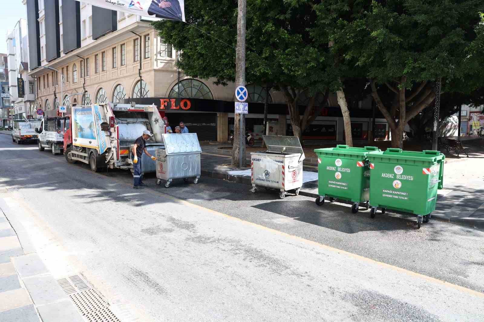 Mersin kent merkezindeki çöp konteynerleri yenileniyor