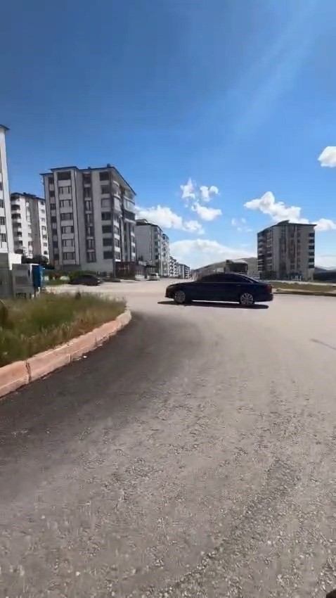Elazığ’da sürücü plakasını kapatarak drift yaptı