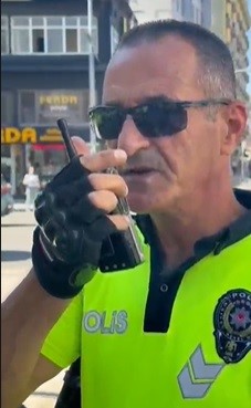İzmir’in efsane trafik polisi emekli oldu: Son anonsunda elleri titredi