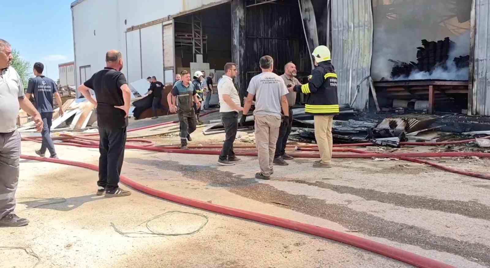Kereste fabrikasında çıkan yangın ekiplerin müdahalesiyle kontrol altına alındı