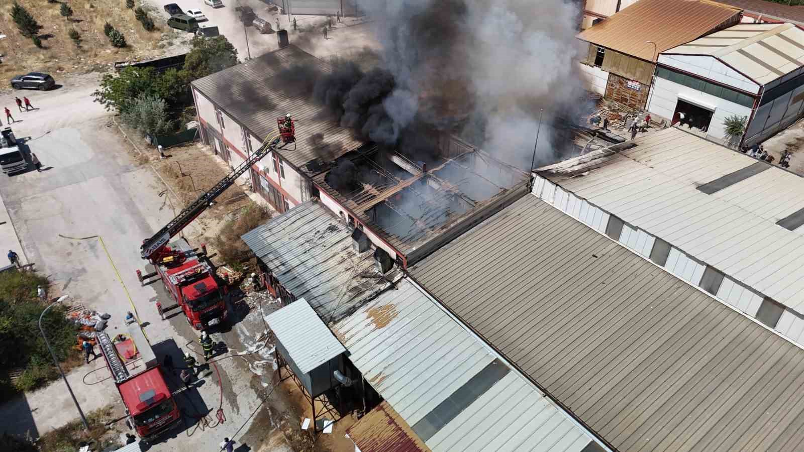 Kereste fabrikasında çıkan yangın ekiplerin müdahalesiyle kontrol altına alındı