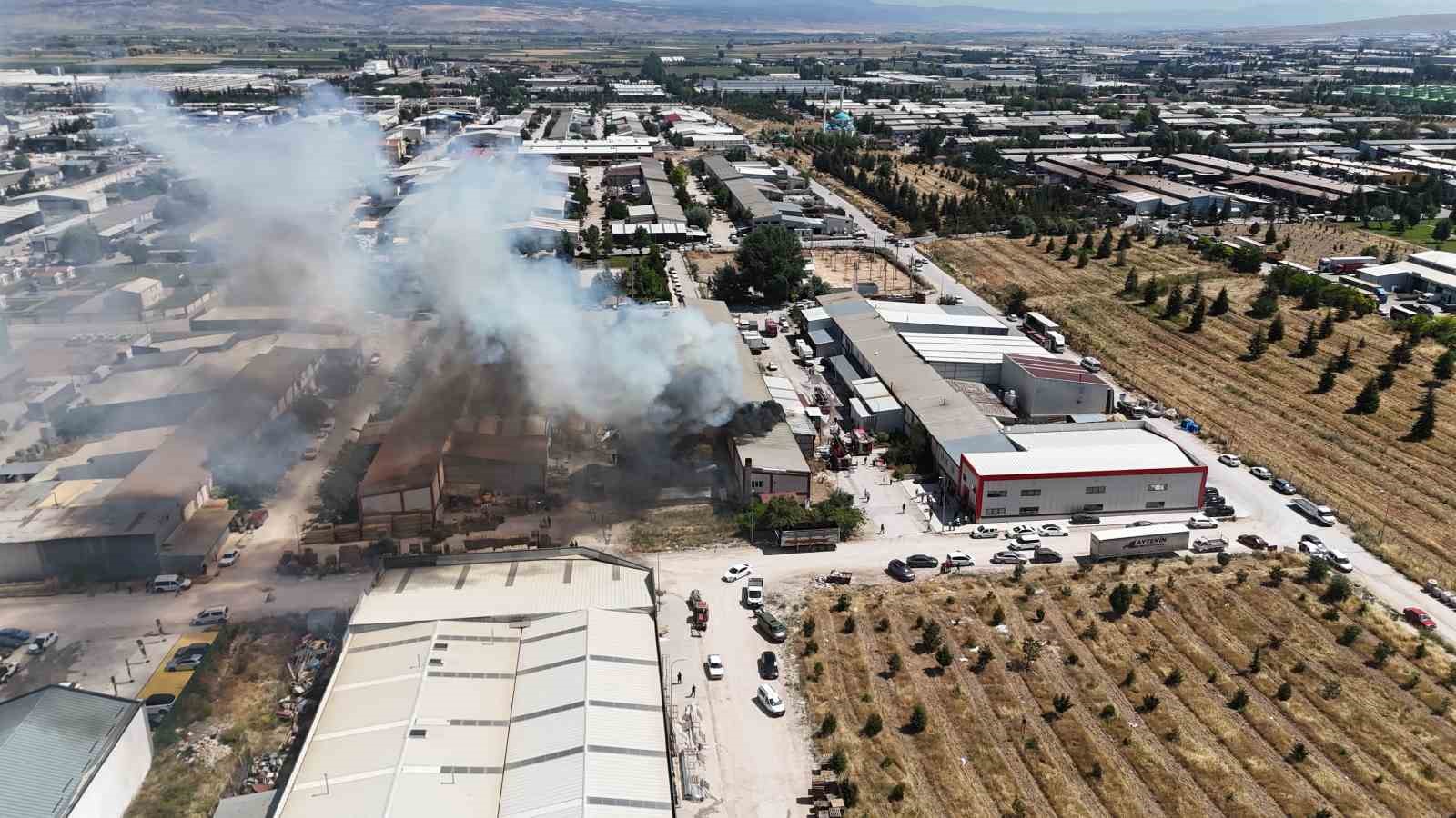 Kereste fabrikasında çıkan yangın ekiplerin müdahalesiyle kontrol altına alındı