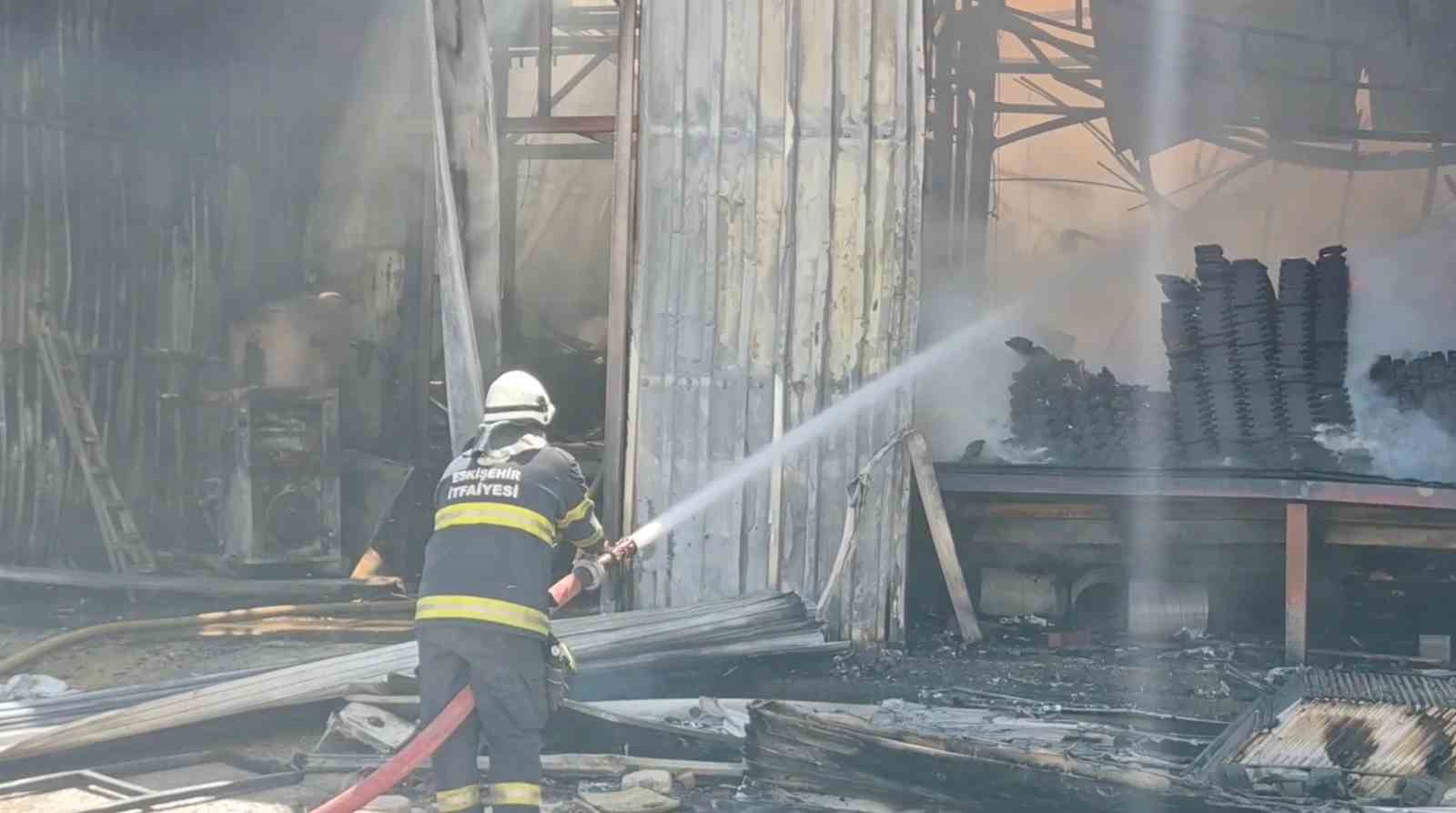 Kereste fabrikasında çıkan yangın ekiplerin müdahalesiyle kontrol altına alındı