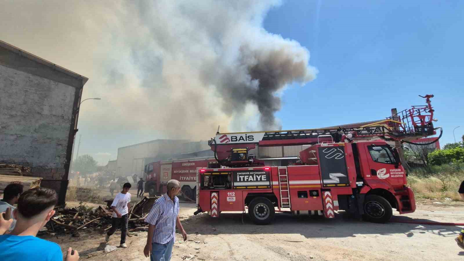 Kereste fabrikasında çıkan yangın ekiplerin müdahalesiyle kontrol altına alındı