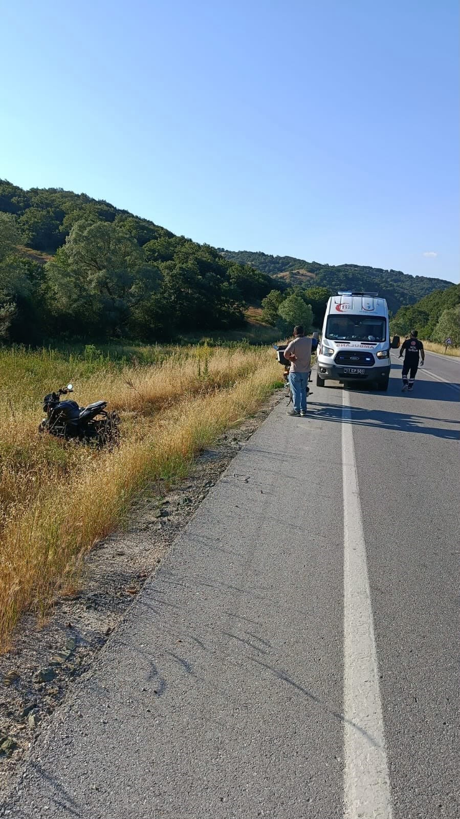 Direksiyon hâkimiyetini kaybeden motosiklet tarlaya savruldu: 1 yaralı