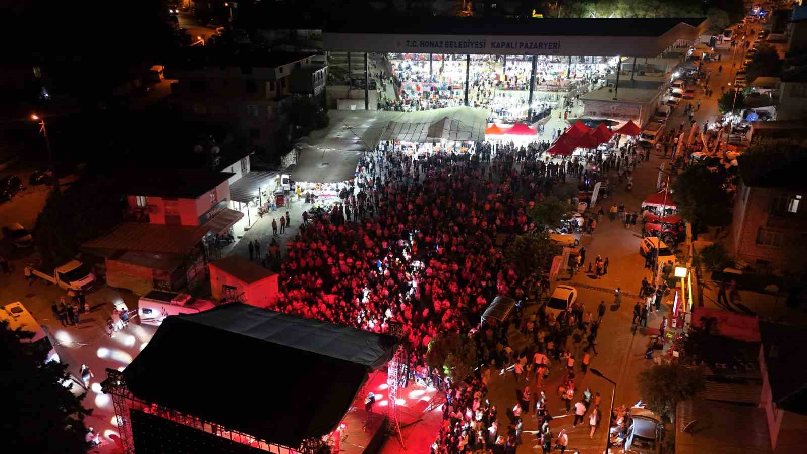 48. Geleneksel Honaz Kiraz Festivali’nde Reyhan Karaca Rüzgarı