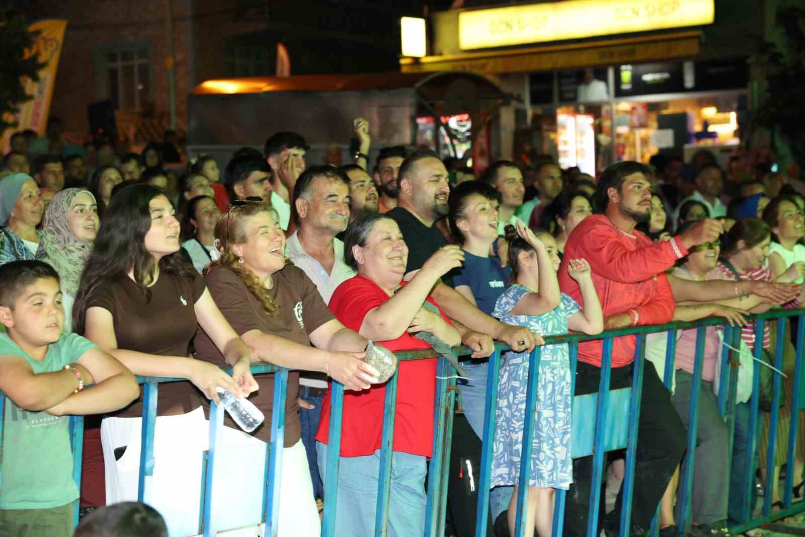 48. Geleneksel Honaz Kiraz Festivali’nde Reyhan Karaca Rüzgarı