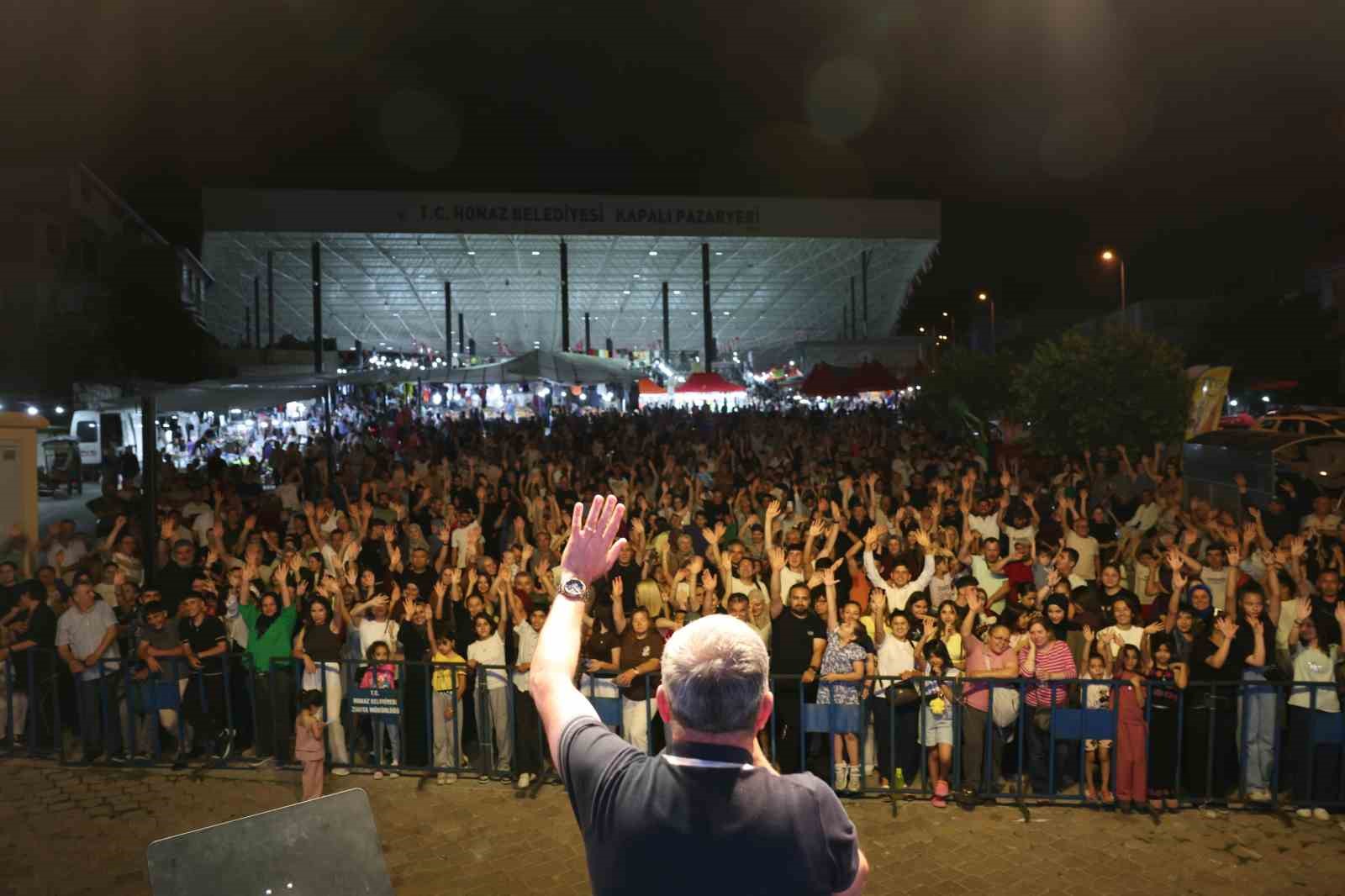 48. Geleneksel Honaz Kiraz Festivali’nde Reyhan Karaca Rüzgarı