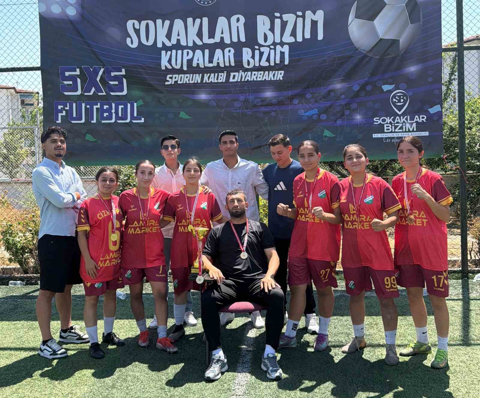 Cizreli kadınlar "5x5 Sokaklar Bizim" futbol turnuvasında bölge şampiyonu oldu