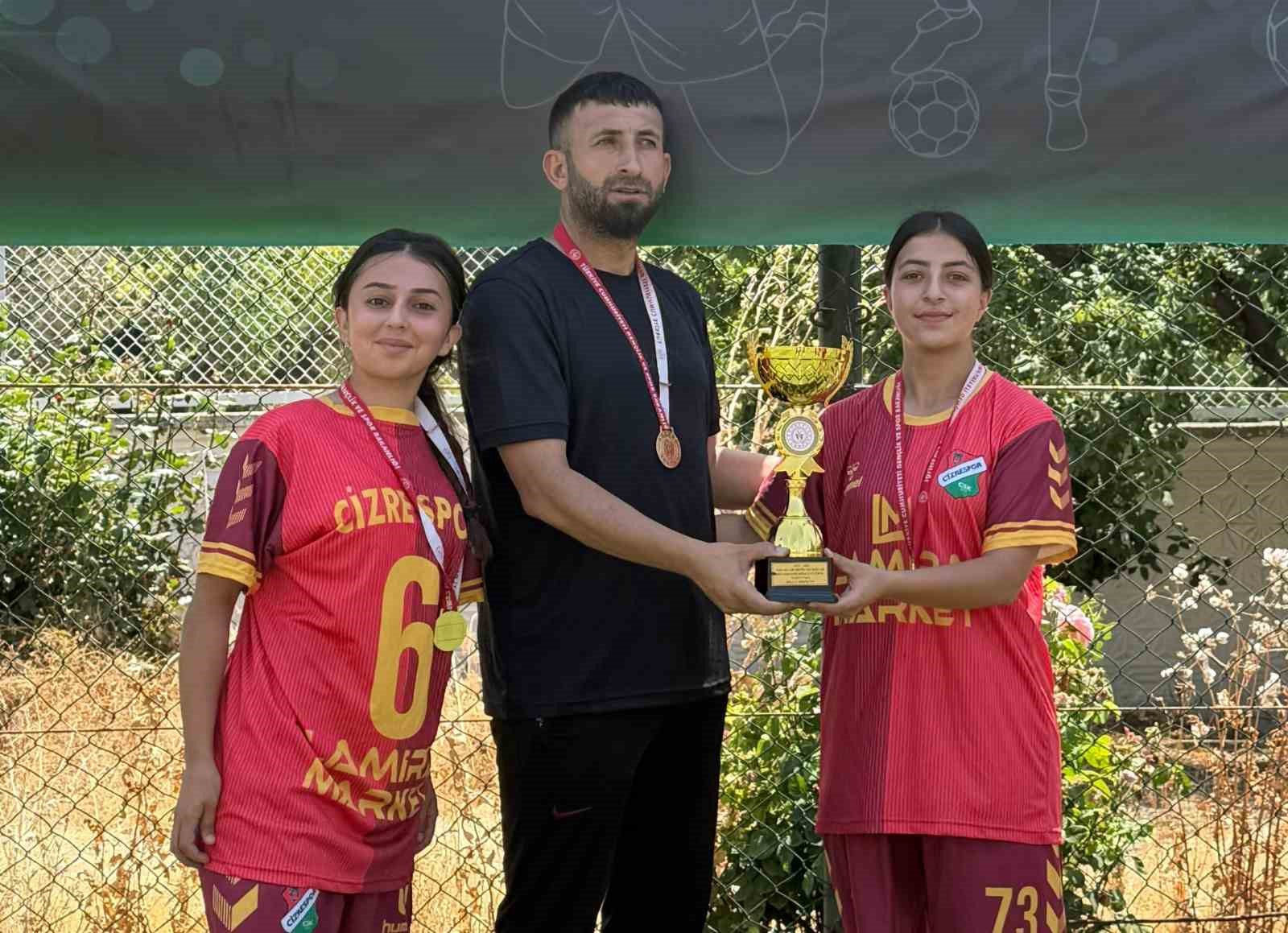 Cizreli kadınlar "5x5 Sokaklar Bizim" futbol turnuvasında bölge şampiyonu oldu
