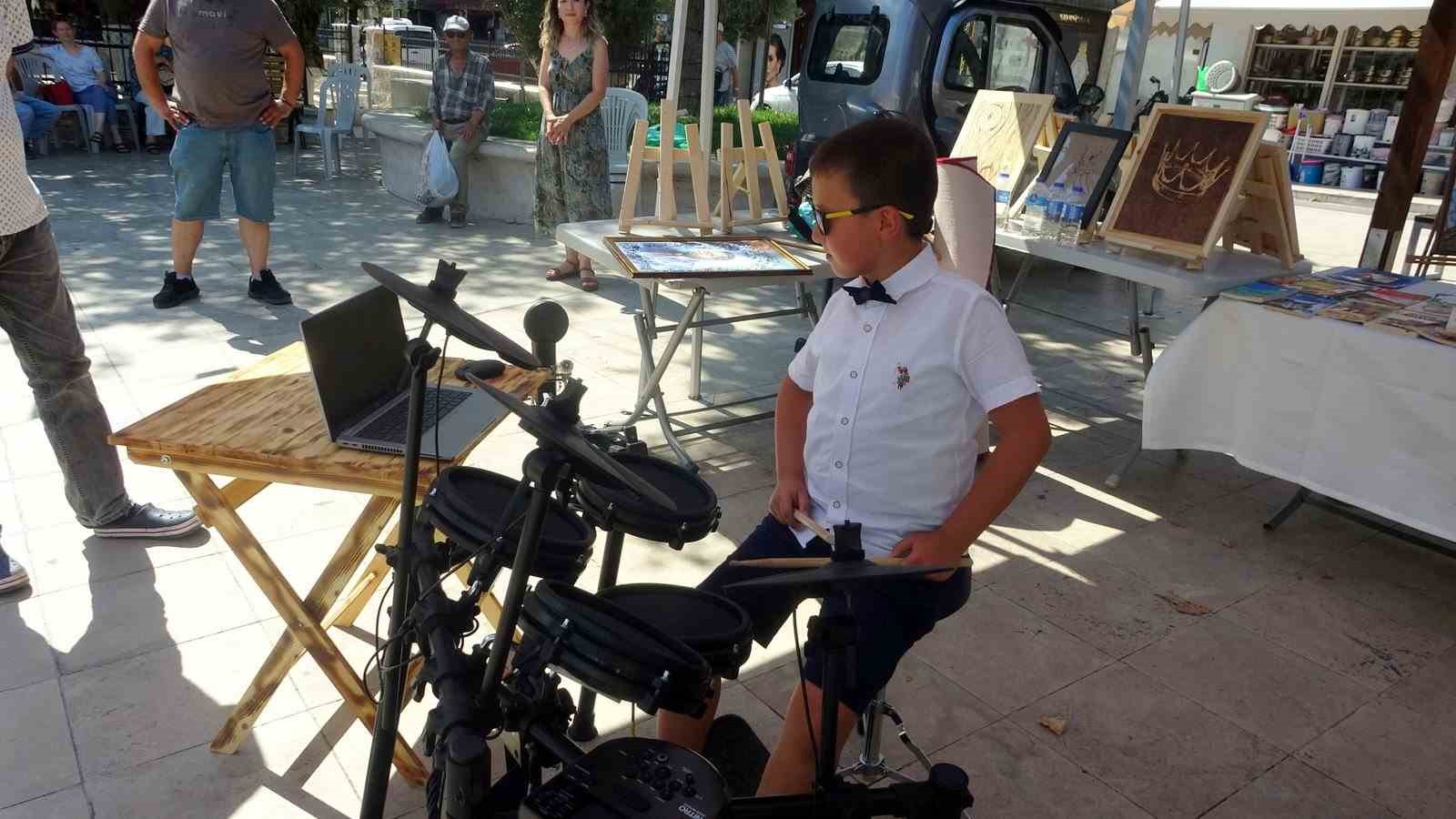 Menteşeli 9 yaşındaki Mustafa, Bateri performansıyla izleyenleri etkiledi