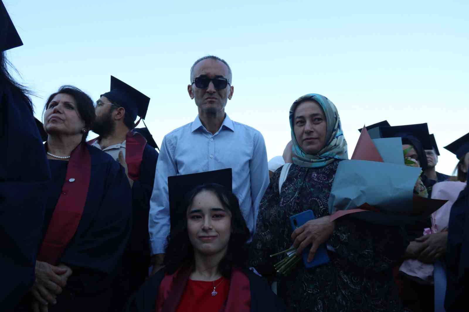 Serebral palsi hastası genç kız ikinci üniversitesinden mezun oldu