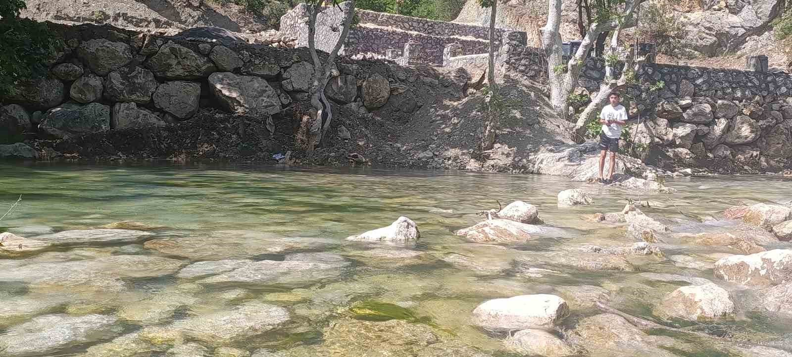 Karasu Vadisi, doğası ve buz gibi sularıyla insanları hayran bırakıyor