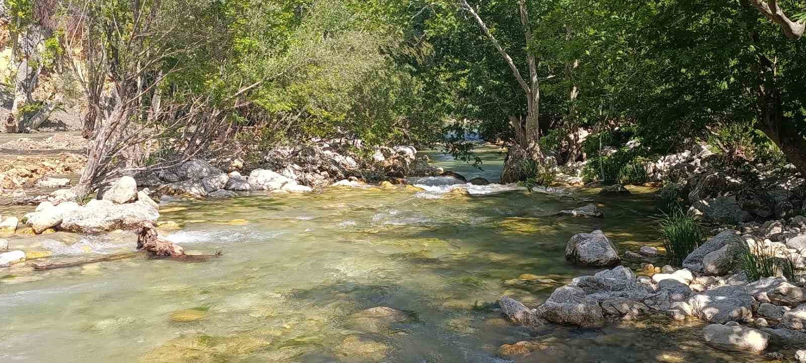 Karasu Vadisi, doğası ve buz gibi sularıyla insanları hayran bırakıyor