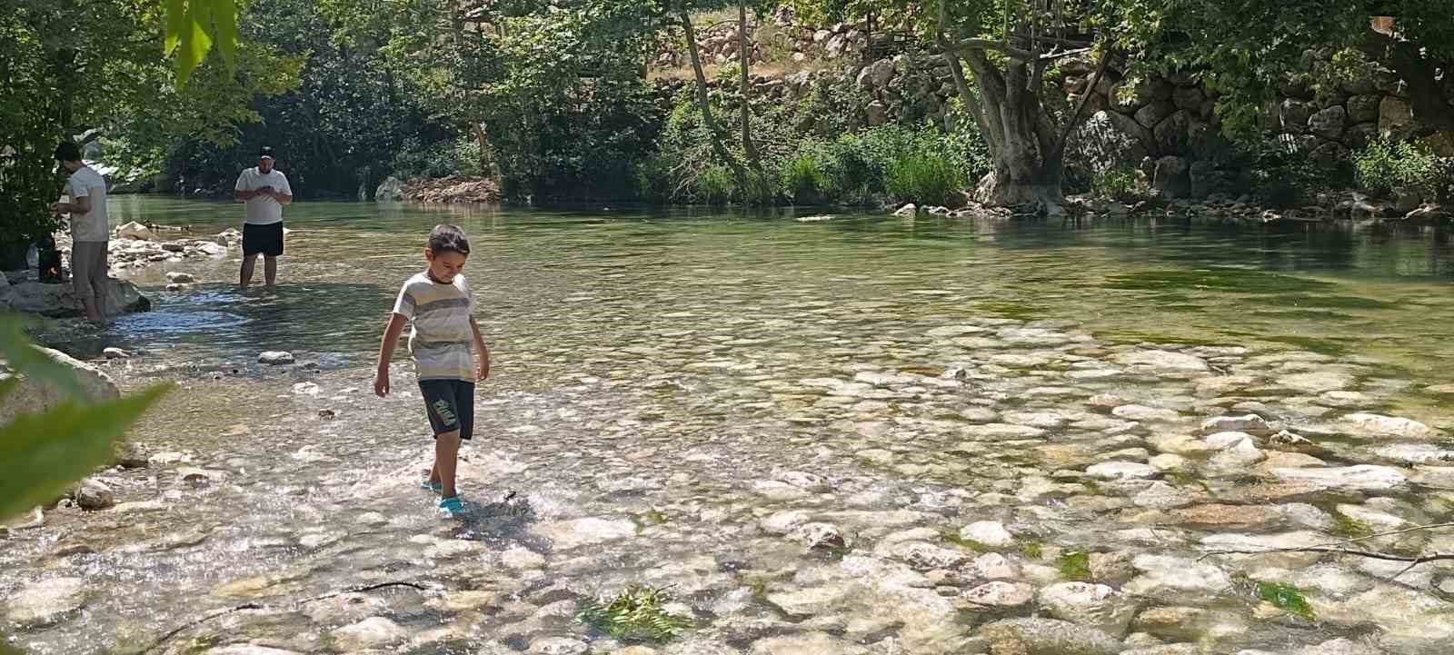 Karasu Vadisi, doğası ve buz gibi sularıyla insanları hayran bırakıyor