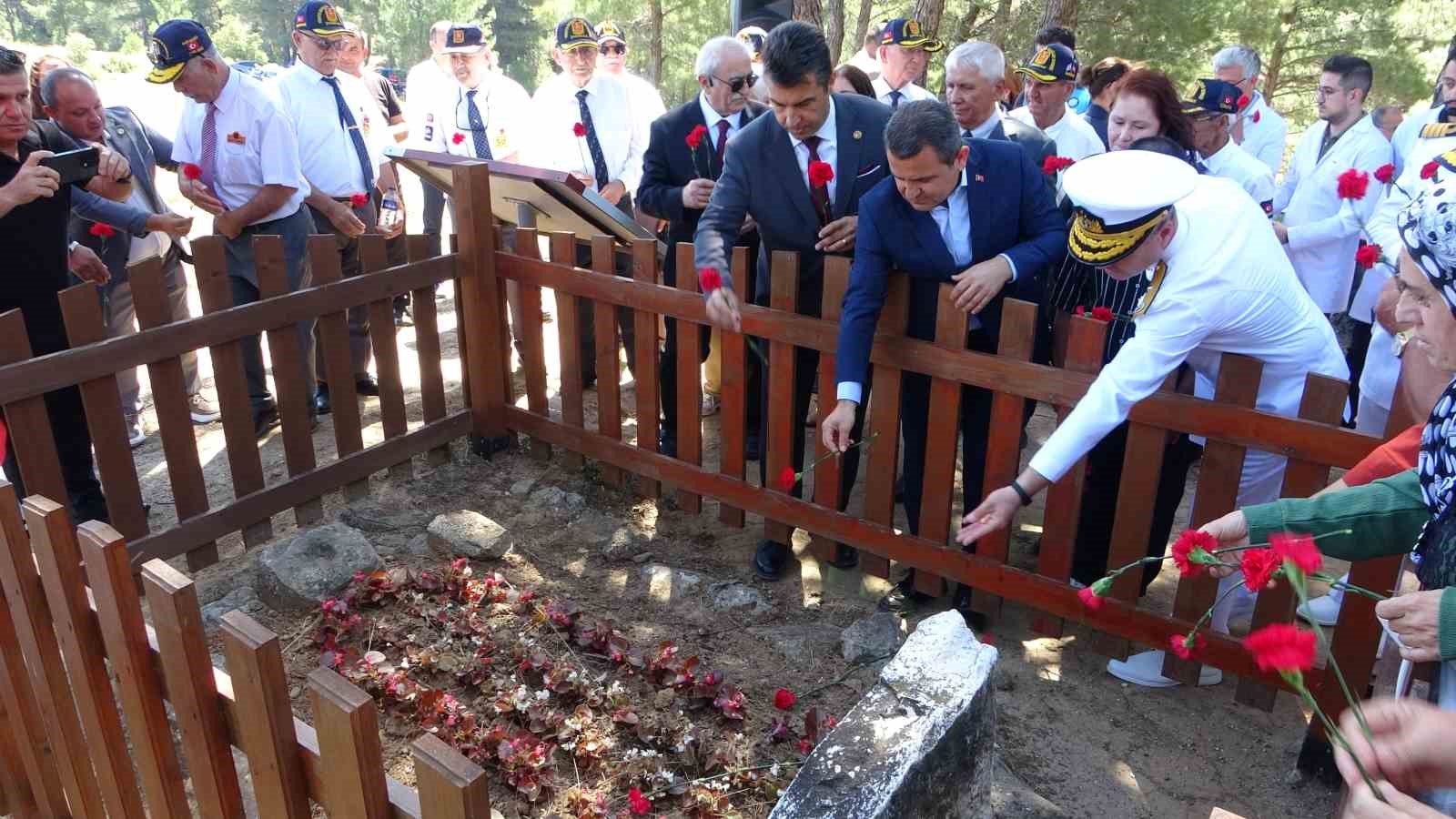 Şehit Tabip Binbaşı Mehmet İsmail Bey, kabri başında dualarla anıldı