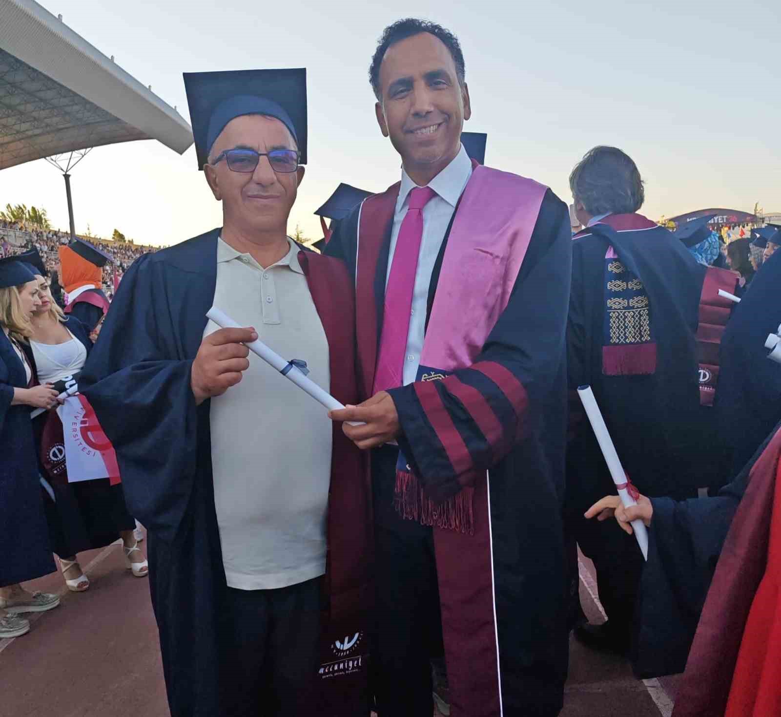 Bursa’nın aile hekimi Dr. Ahmet Kartal, 10’uncu diplomasını Eskişehir’de aldı