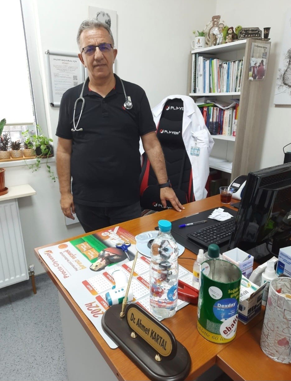 Bursa’nın aile hekimi Dr. Ahmet Kartal, 10’uncu diplomasını Eskişehir’de aldı