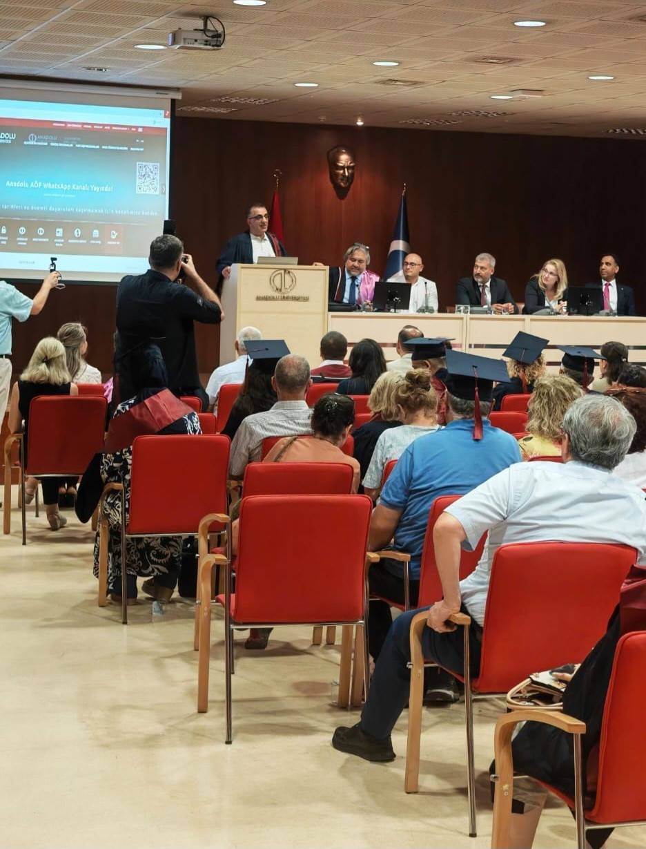 Bursa’nın aile hekimi Dr. Ahmet Kartal, 10’uncu diplomasını Eskişehir’de aldı