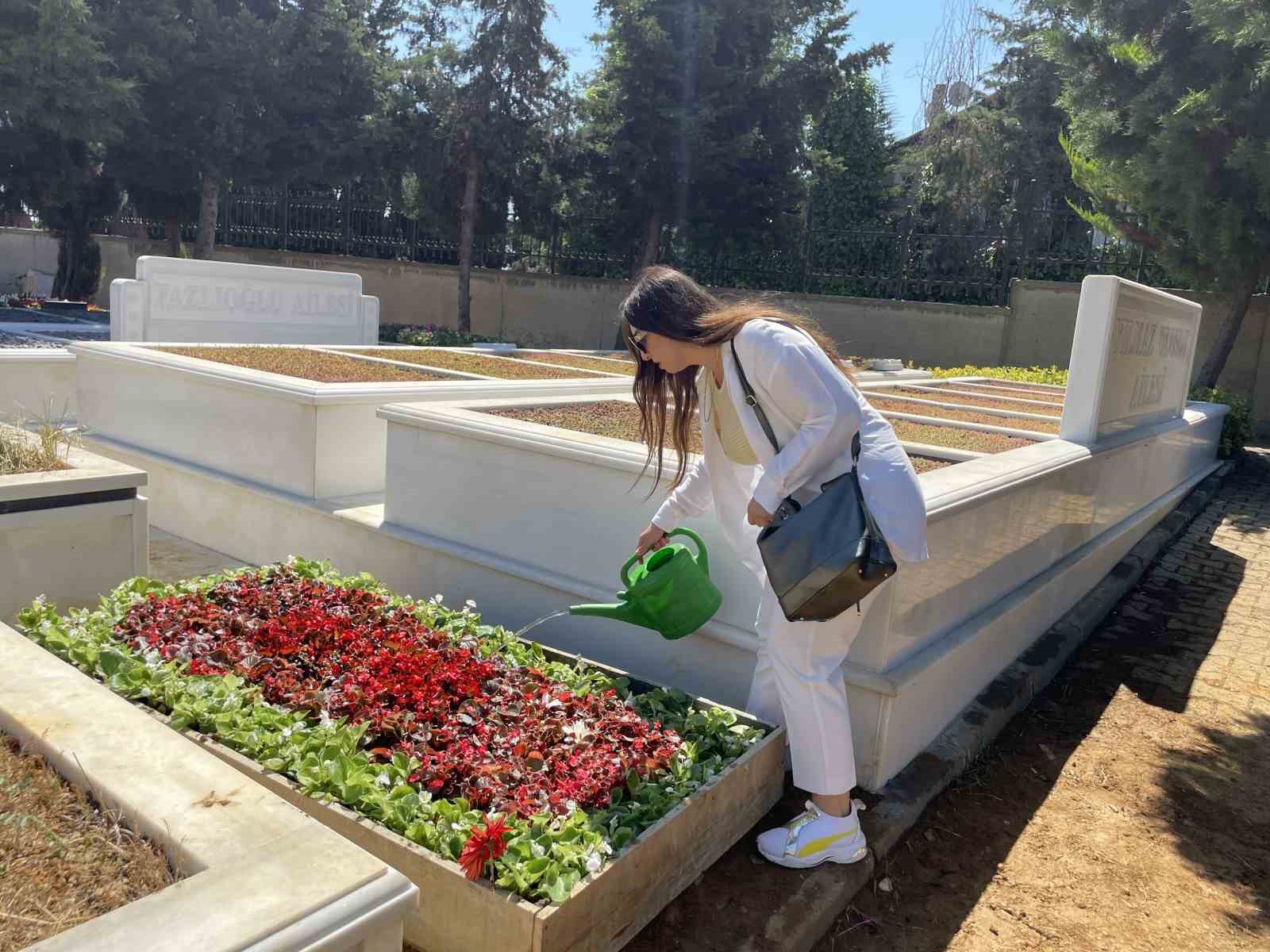 Kadir İnanır’ın kabri çiçeklerle donatıldı: Sevenleri yalnız bırakmadı