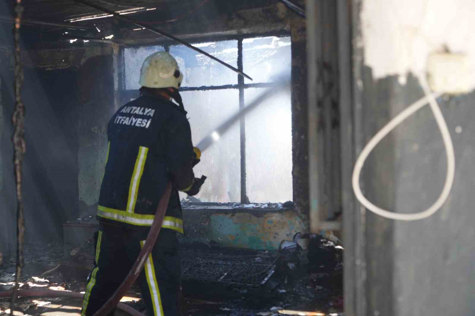 Müstakil evde çıkan yangın bitişikteki evlere sıçramadan söndürüldü