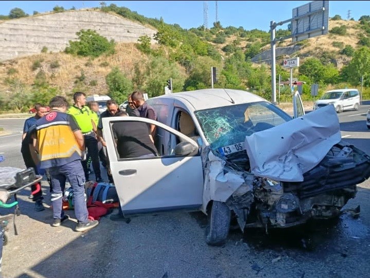 İşçi servisi ile hafif ticari araç çarpıştı, 4 yaralı