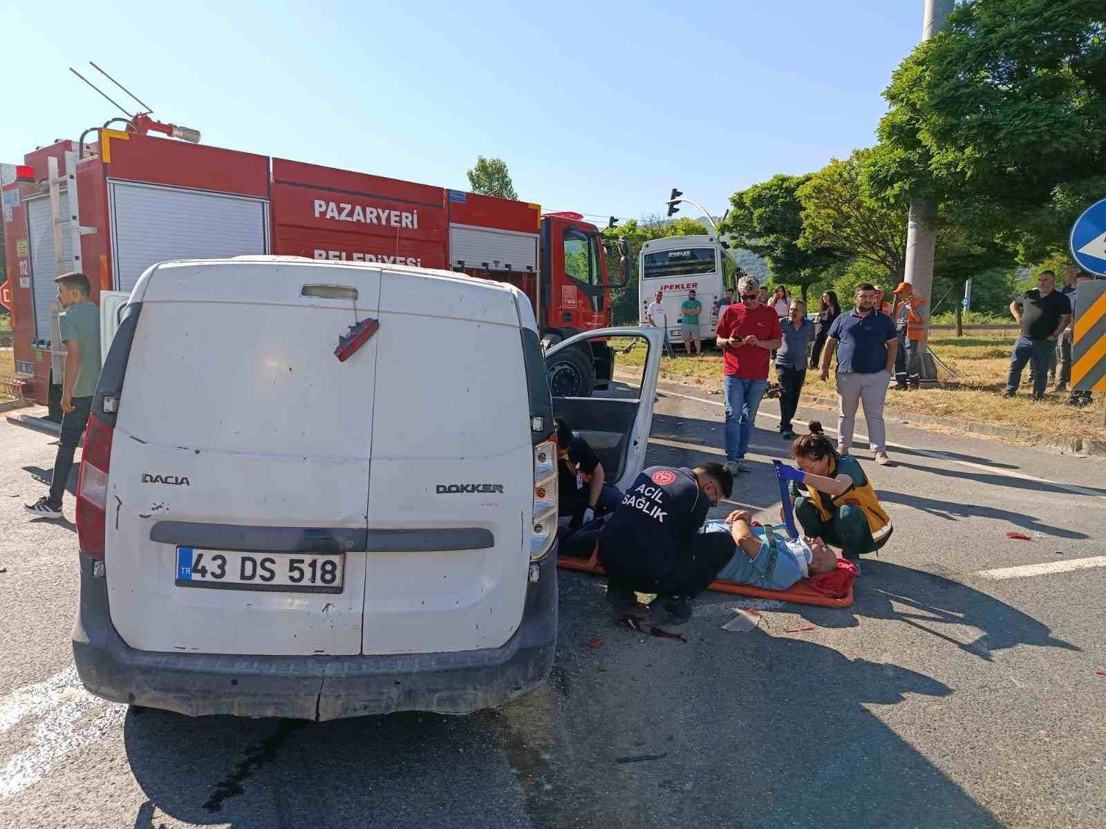 İşçi servisi ile hafif ticari araç çarpıştı, 4 yaralı