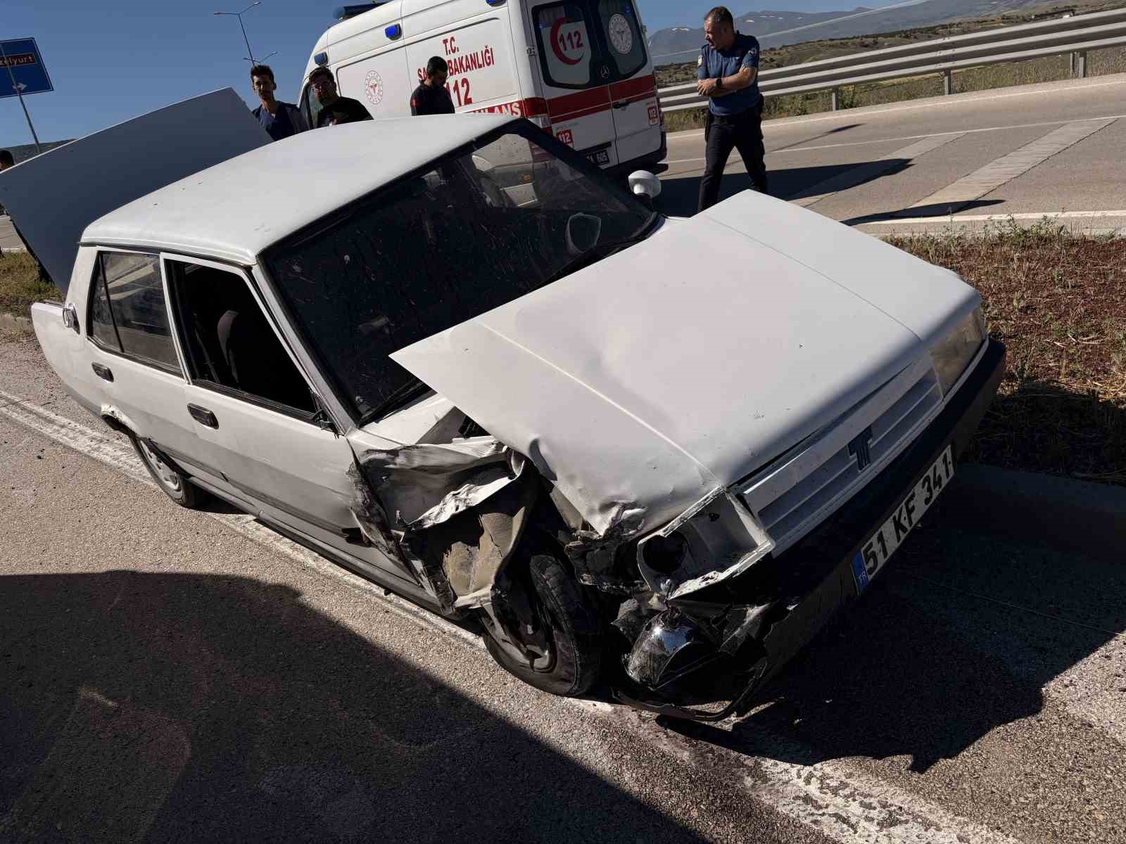 Aksaray’da otomobil minibüse çarptı: 8 yaralı