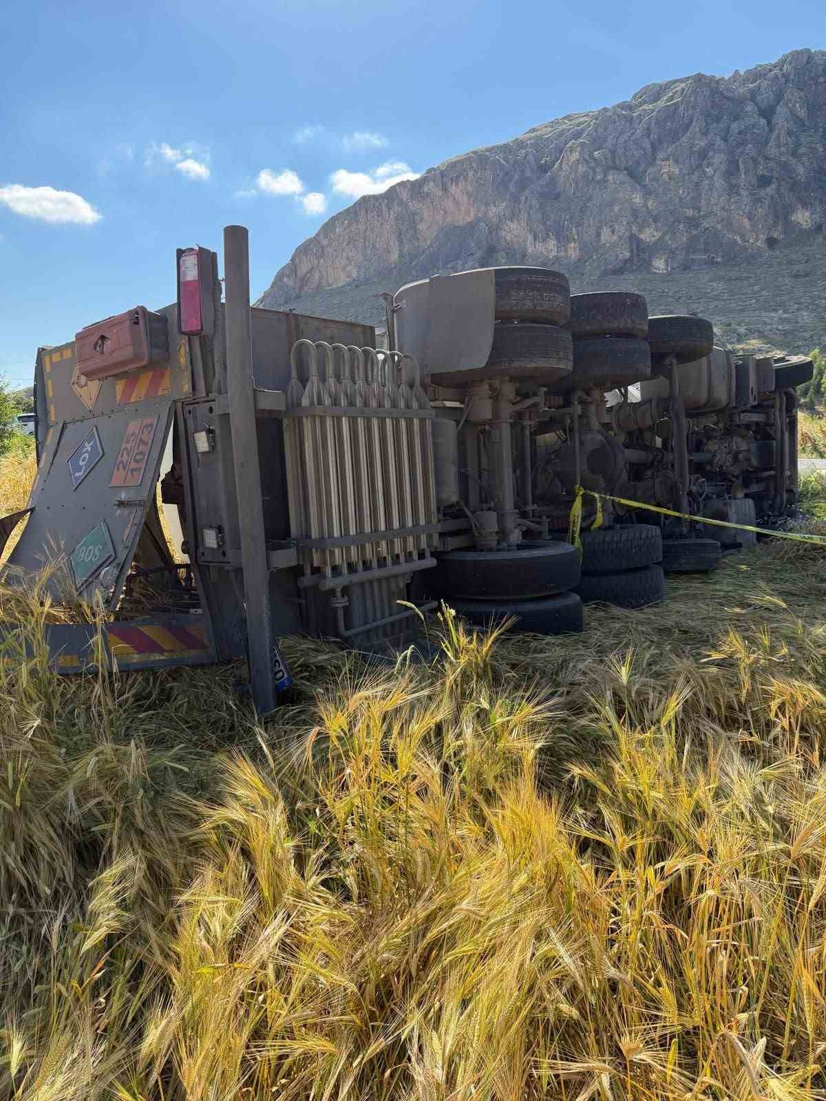 Yol kenarına devrilen tankerin sürücüsü yaralandı