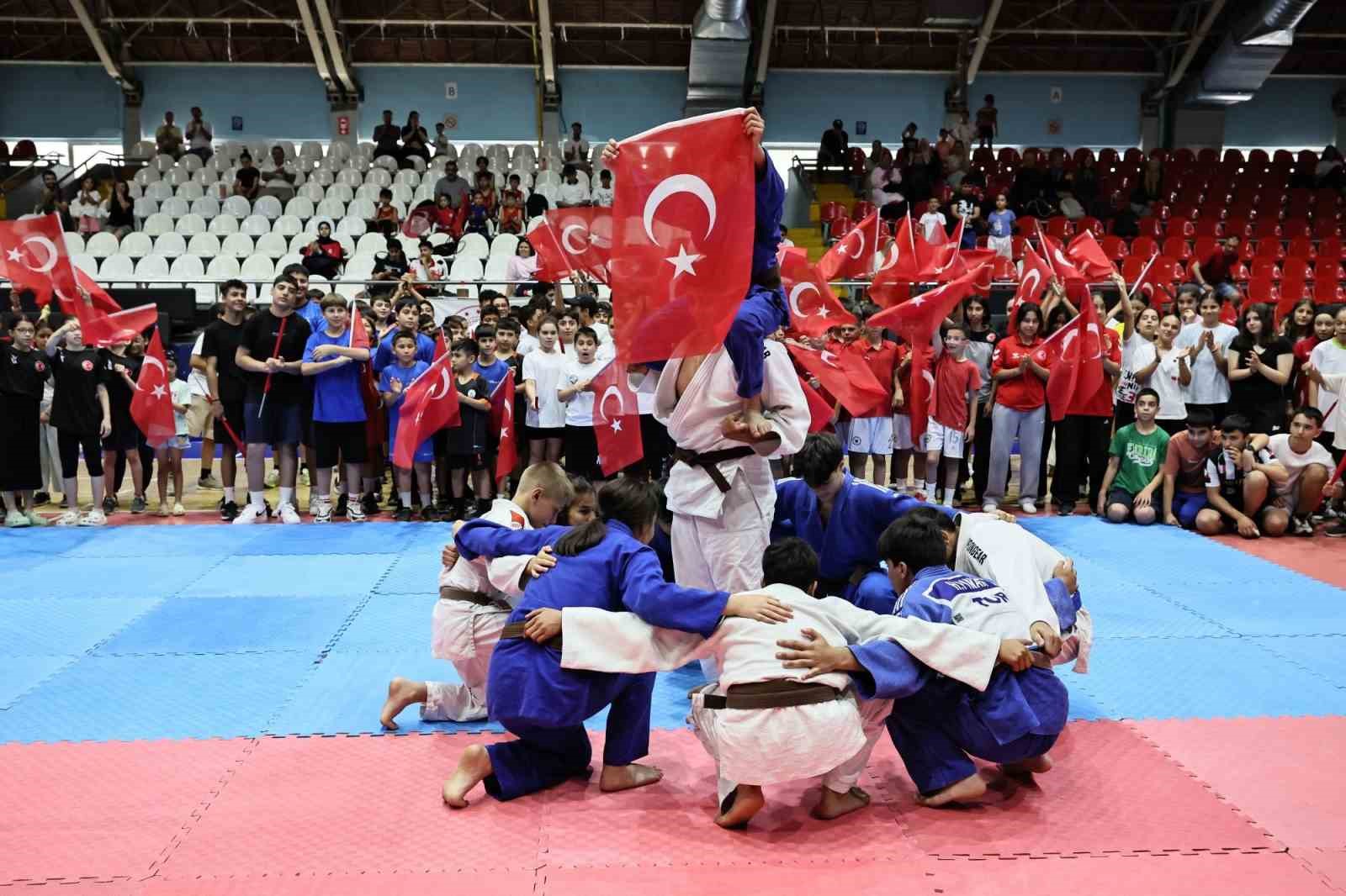 Manisa’da GSB Spor Okulları ile 36 branşta ücretsiz spor eğitimi başladı