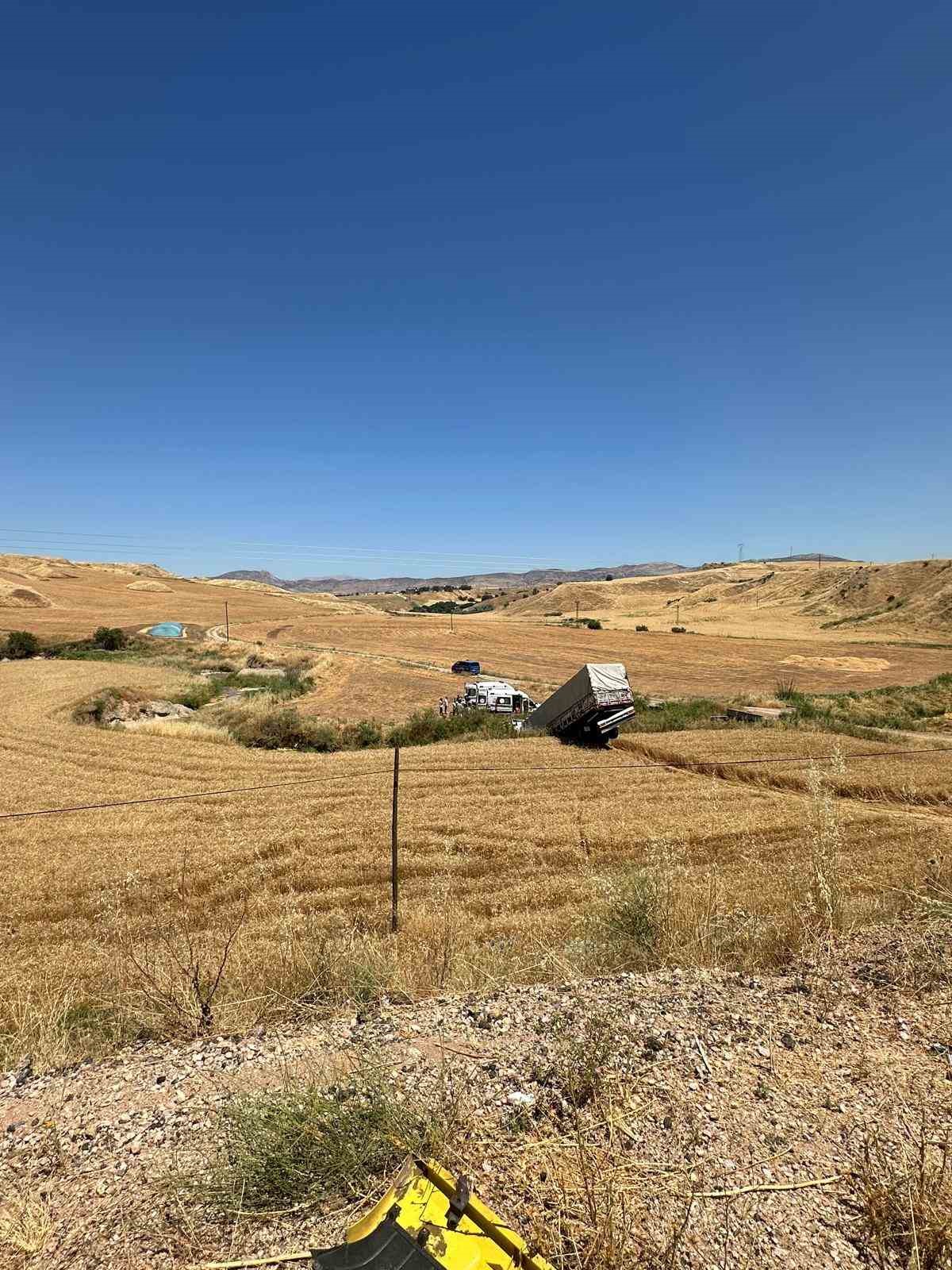 Tır, bariyer ve buğday tarlasını aşıp sulama kanalına düştü: 3 yaralı