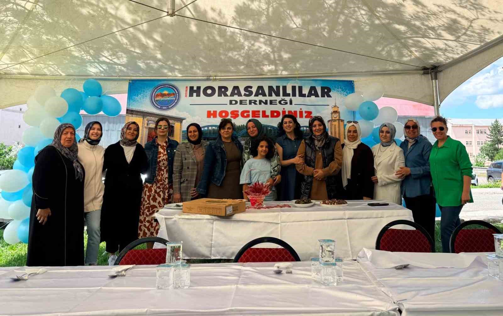 "Bahçe bizden, bohça sizden"  diyerek buluştular