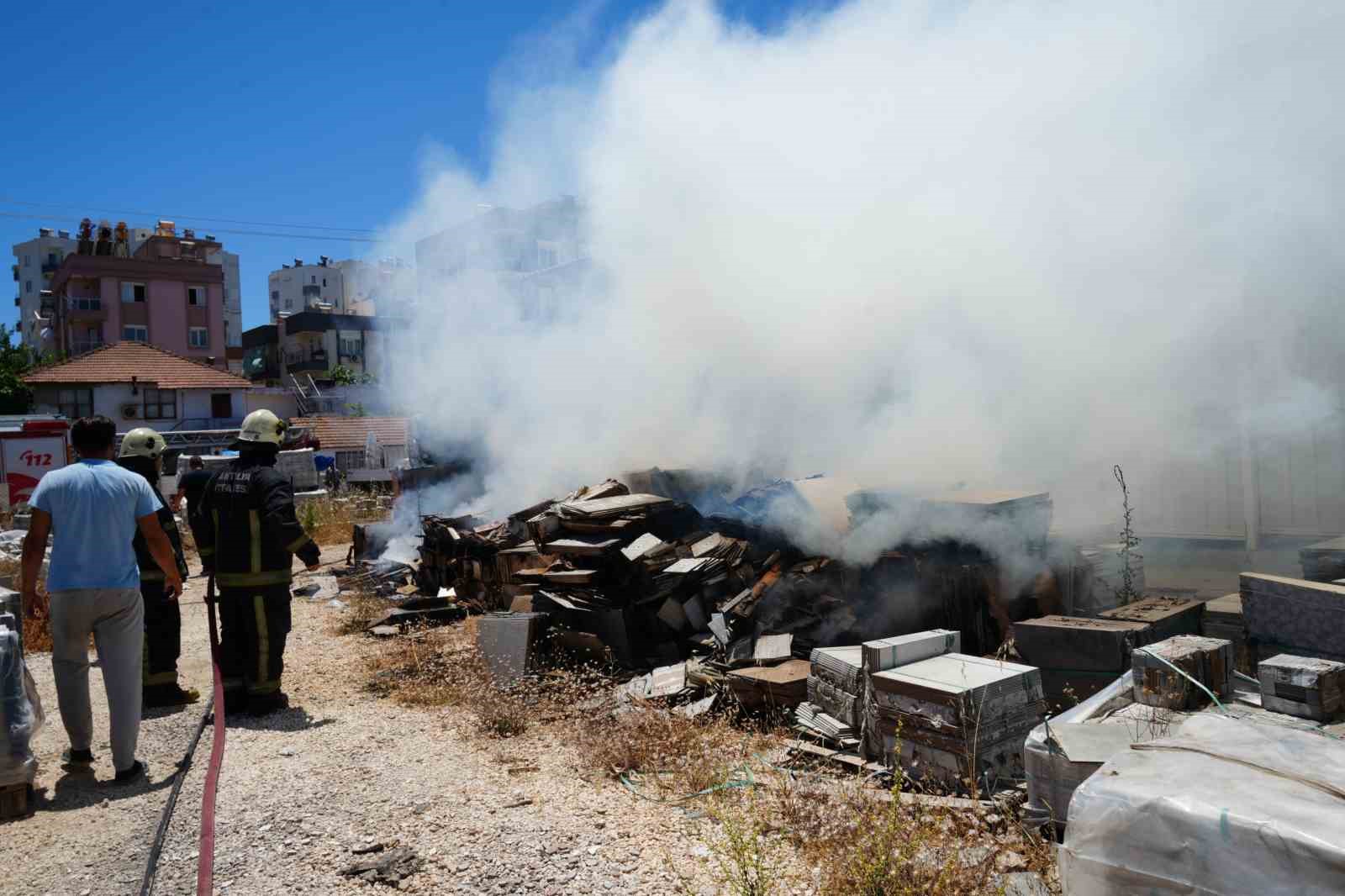 Alev alan malzemeler depoya sıçramadan söndürüldü