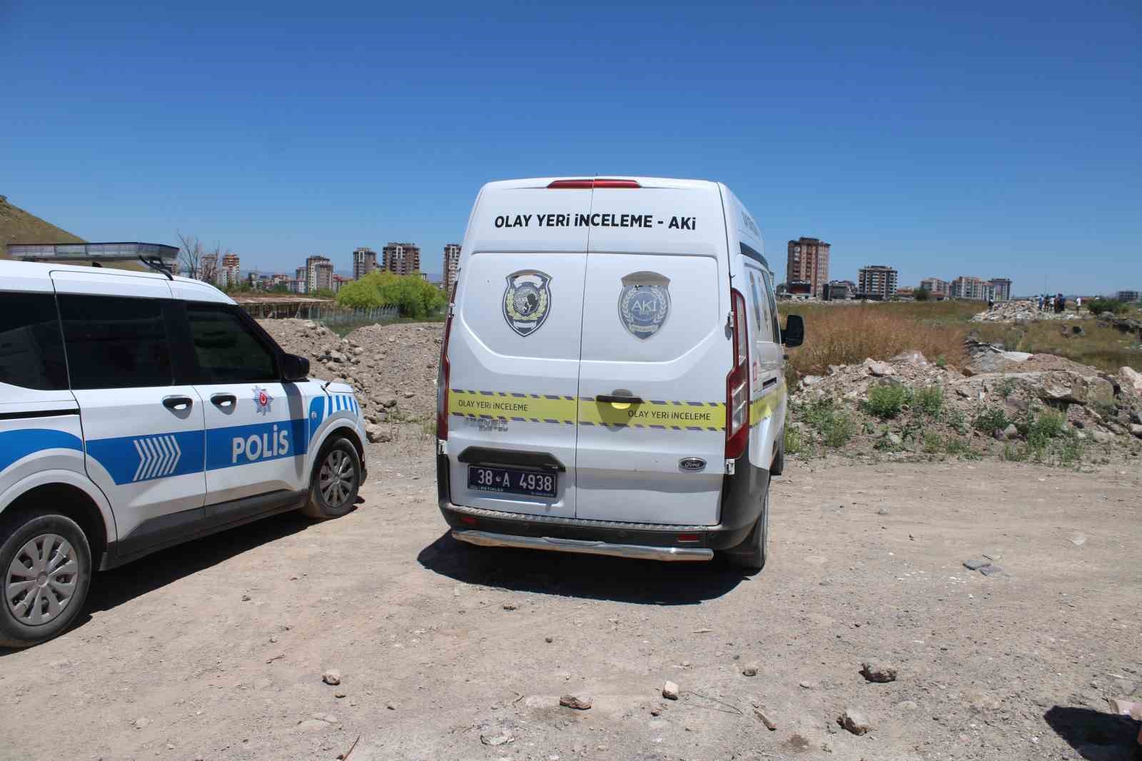 Boş arazide erkek cesedi bulundu