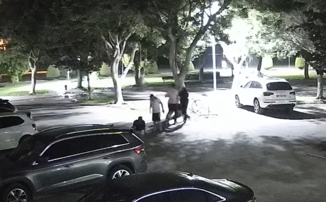 Mersin’de site müdürü darbedildi, saldırı kameraya yansıdı