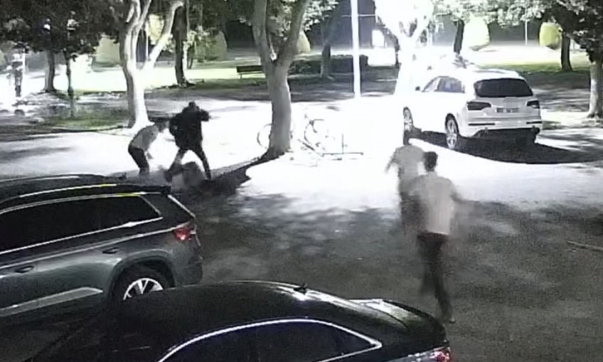 Mersin’de site müdürü darbedildi, saldırı kameraya yansıdı