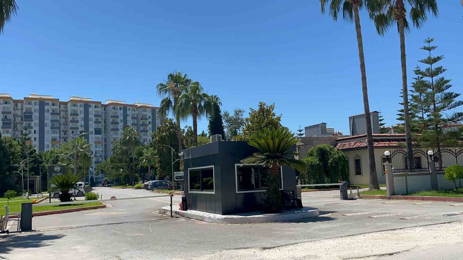 Mersin’de site müdürü darbedildi, saldırı kameraya yansıdı