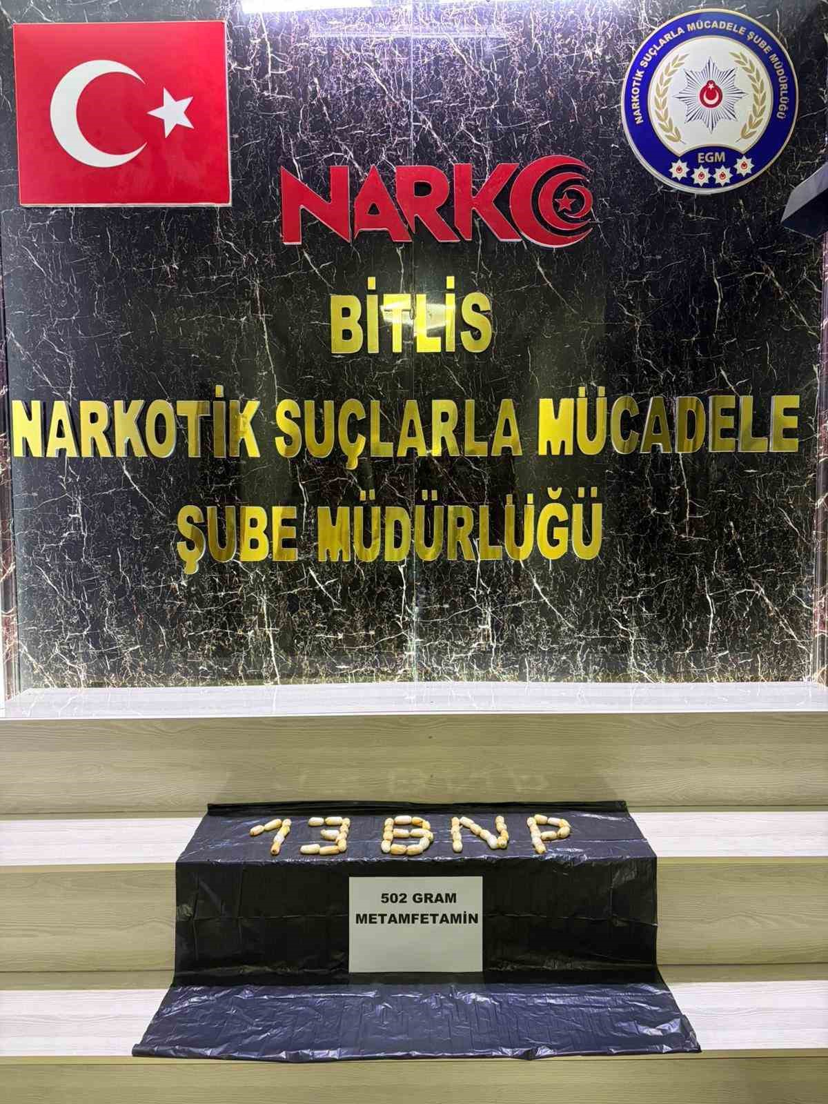 Yolcunun midesinden 62 parça uyuşturucu çıktı